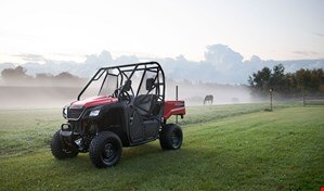 Vue avant du Pioneer 520 devant le champ herbeux