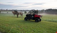 Vue latérale du Pioneer 520 devant les chevaux